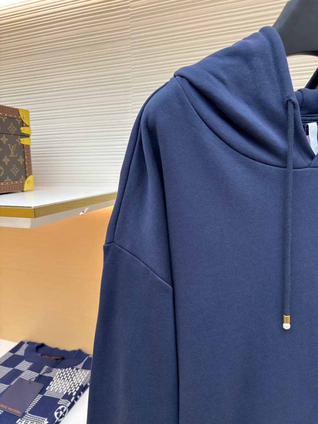 LOUIS VUITTON embroidered sailing letter hooded sweatshirt ●Authentic product: Purchased and developed by 16324 ●Item number: 1680243-A90 ●Fabric: pure cotton ●Technology: embroidery ●Version: fitted version ●Weight: about 885 grams ●Size: S-M-L-XL ●Description: Made with custom-made pure cotton fabrics, the texture is comfortable and soft, skin-friendly and non-irritating. It is decorated with sailboat embroidery on the front and back. It uses tatami technology to embroider sailboat patterns and letters in colorful colors. The colors are dyed according to the body fabric. The overall line is straight and delicate, the fabric is comfortable and soft, and the color is consistent without color difference. It can be matched with the same style to create a fashionable look and control various occasions. Customized accessories, complete three standards, same style for men and women!